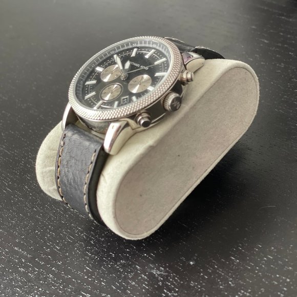 Michael kors black dial with leather strap - Picture 3 of 4